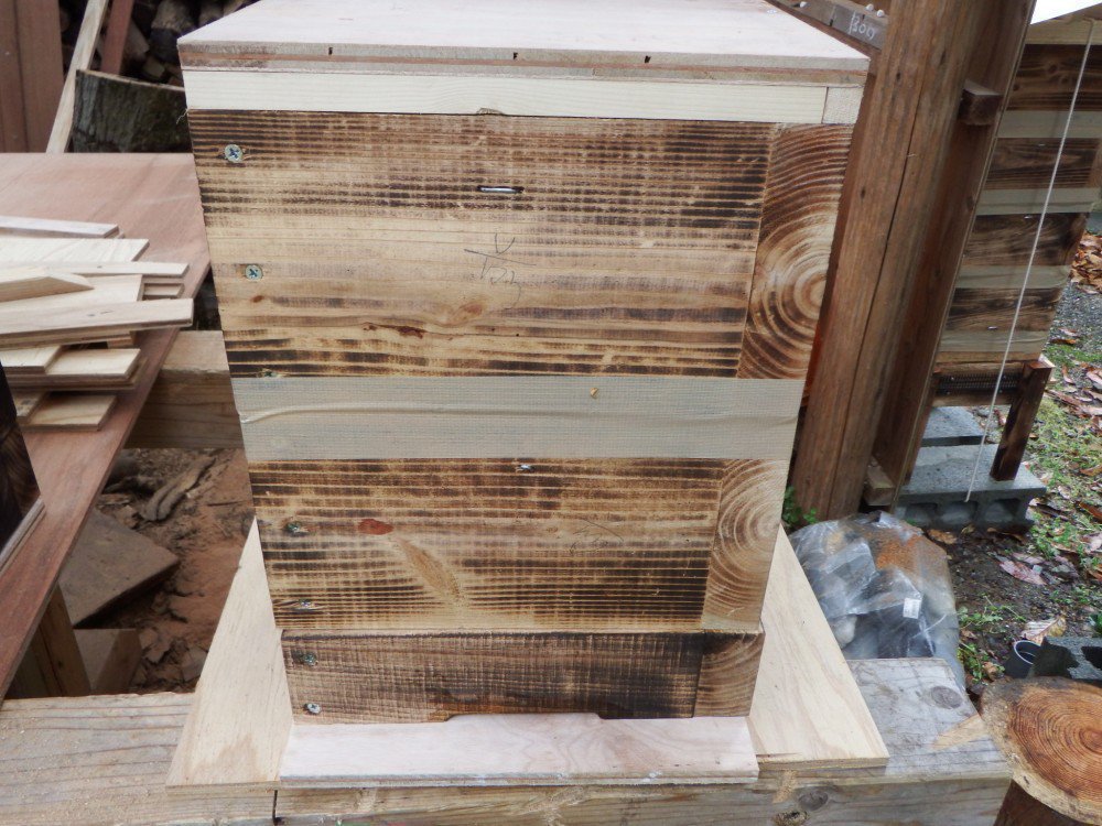 日本蜜蜂の重箱式巣箱の巣落ち防止棒のことですが、あらかじめ入れて 